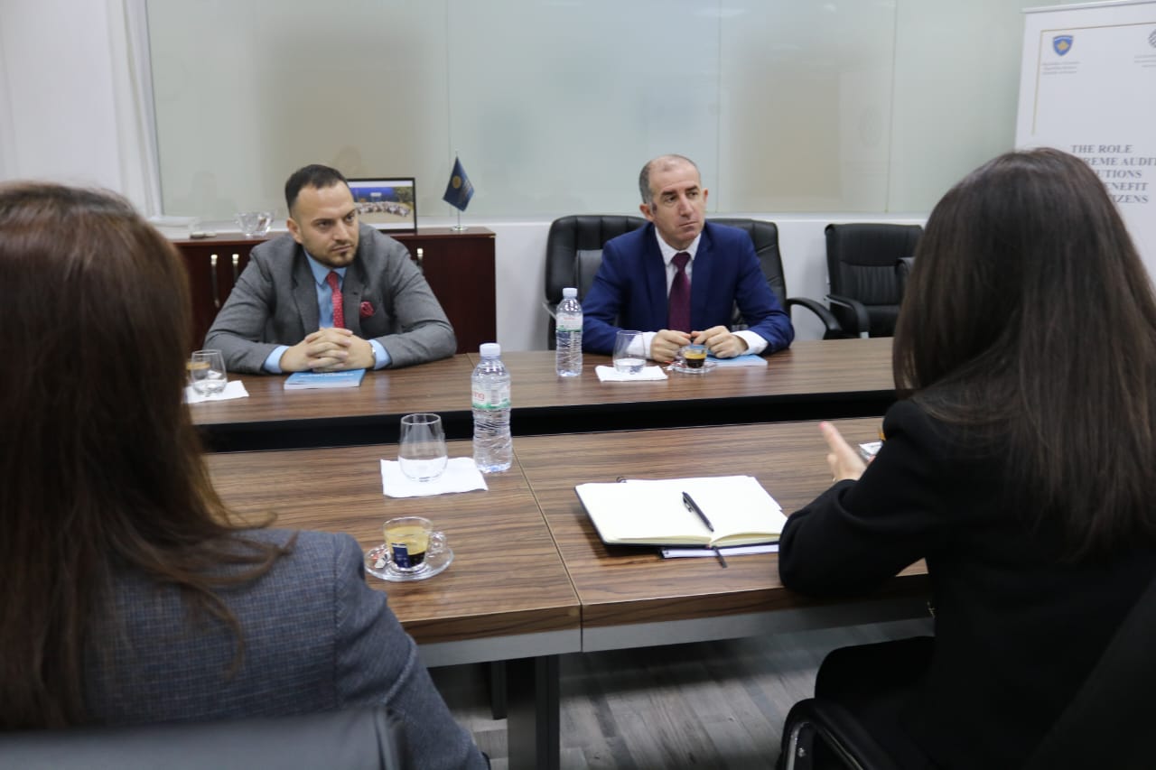 Rektori dhe Kryesuesi i Këshillit Drejtues diskutojnë për mundësitë e bashkëpunimit me Auditoren e Përgjithshme