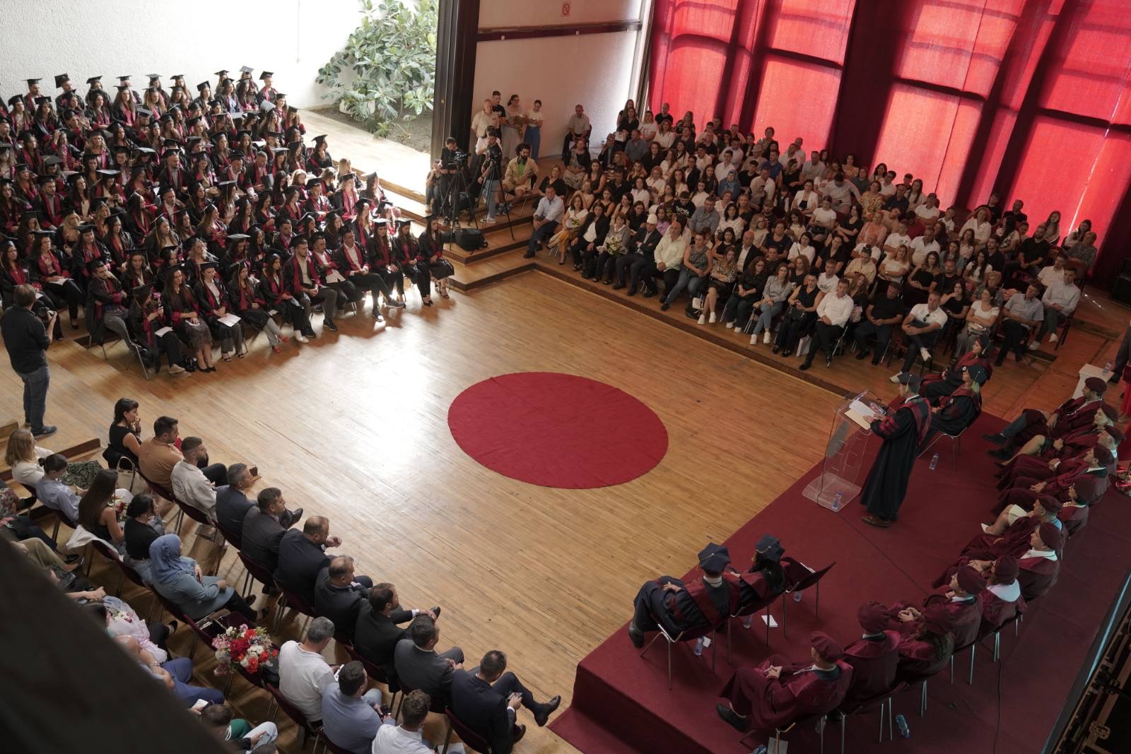 Universiteti i Prishtinës shënoi sot një rast të rëndësishëm me një ceremoni madhështore diplomimi për studentët e tij universitar