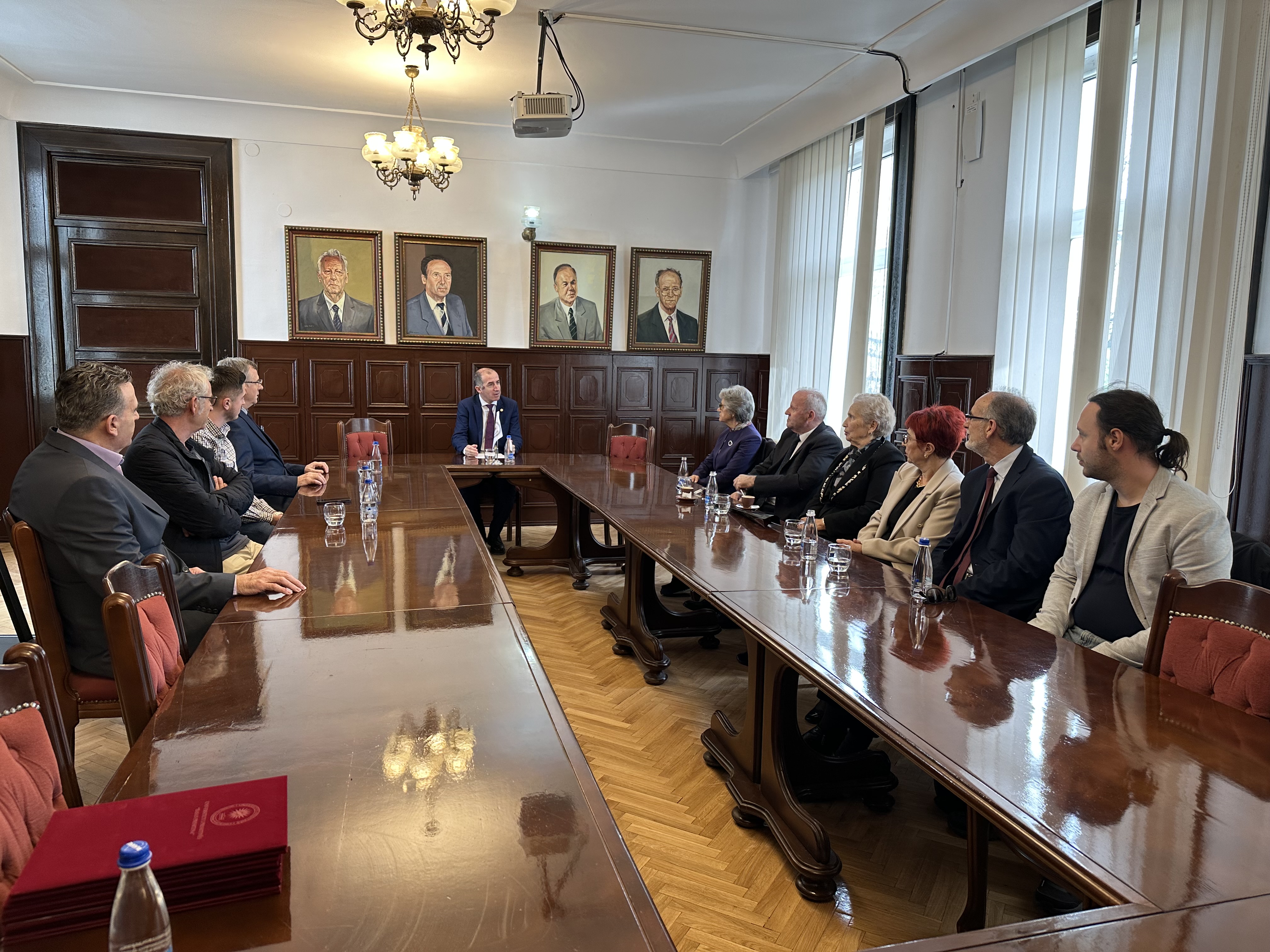 Për nder të 7 Marsit, rektori Qerimi nderon me mirënjohje profesorët e UP-së