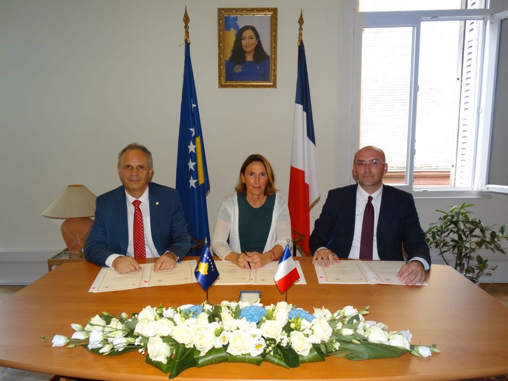 Nënshkruhet Memorandumi i Mirëkuptimit në mes të Universitetit të Prishtinës/Fakultetit Juridik dhe Fondacionit Rene Cassin - Institutit Ndërkombëtar për të Drejtat e Njeriut