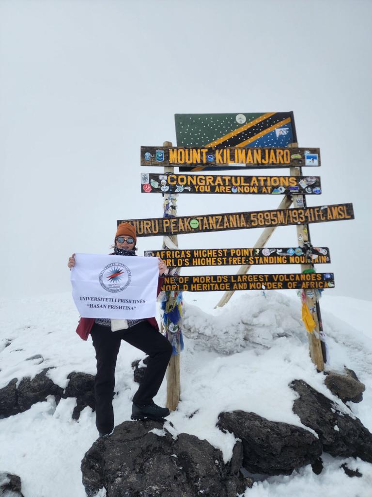 Profesoresha e UP-së, pas disa ditë ecjesh mjaft sfiduese, ngjitet në Kilimanjaro