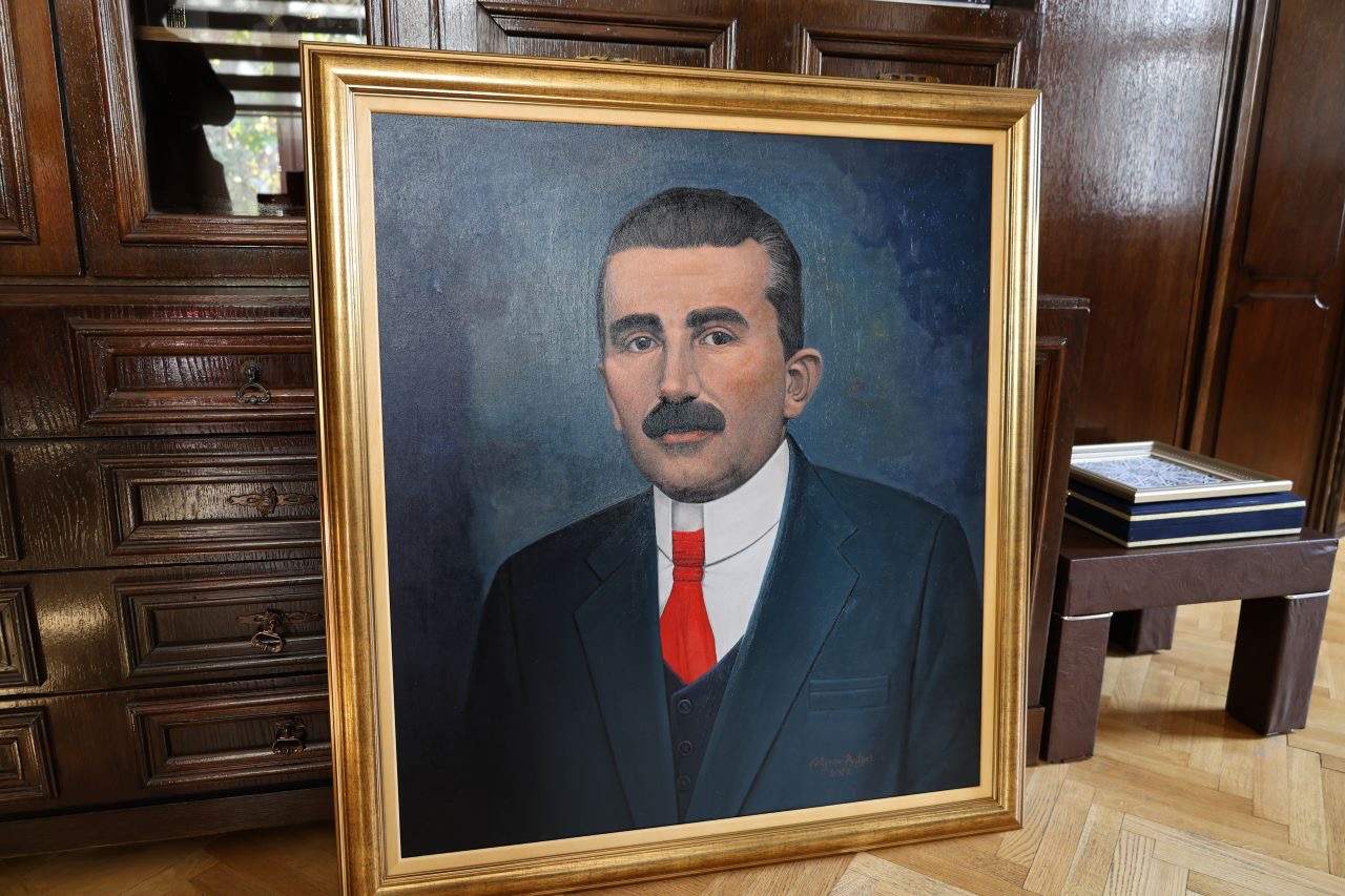 Professor Agron Bytyçi Donates a Portrait of Hasan Prishtina to the UP Rectorate