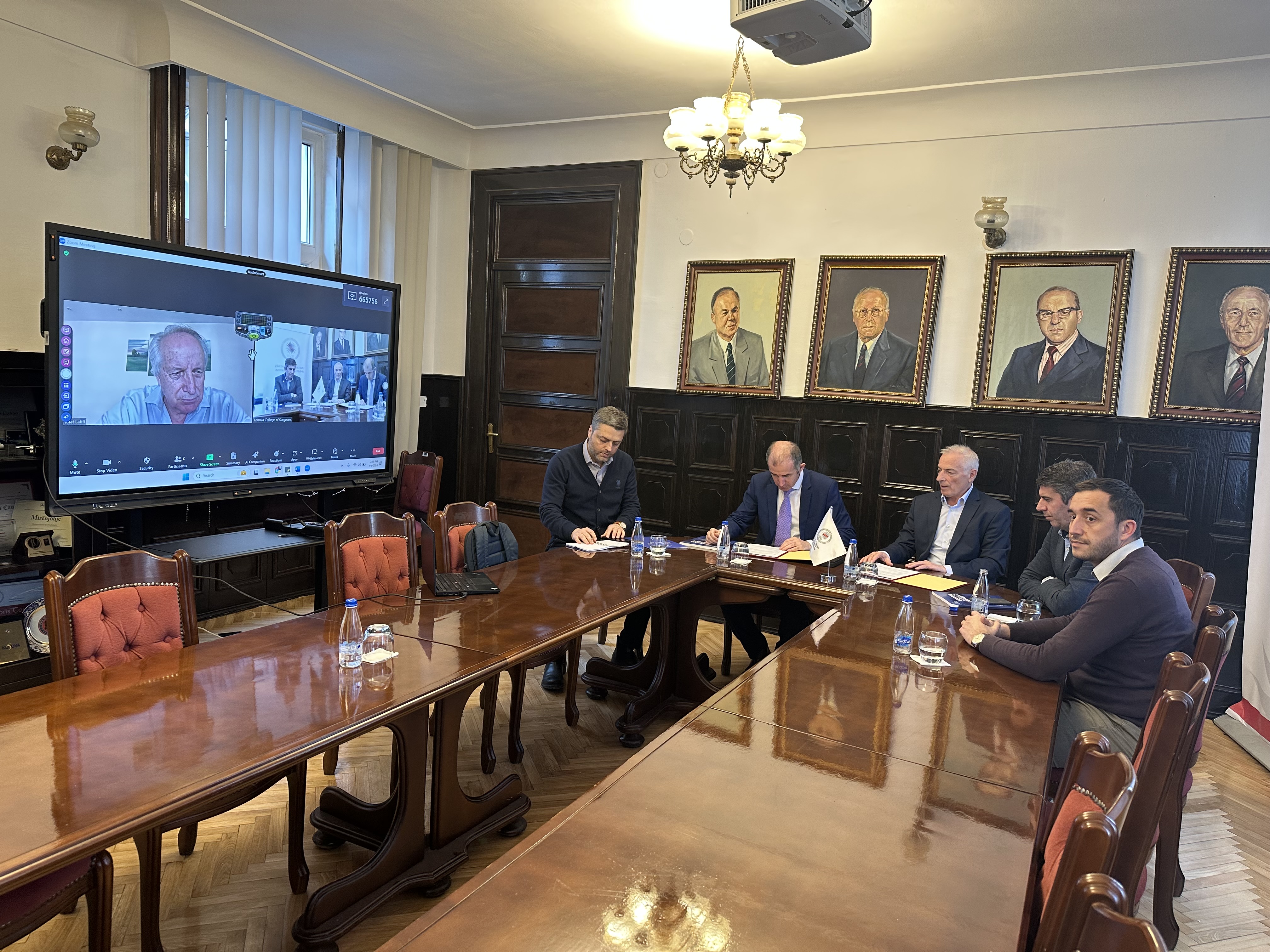 UP-ja nënshkruan marrëveshje bashkëpunimi me Kolegjin e Kirurgëve të Kosovës
