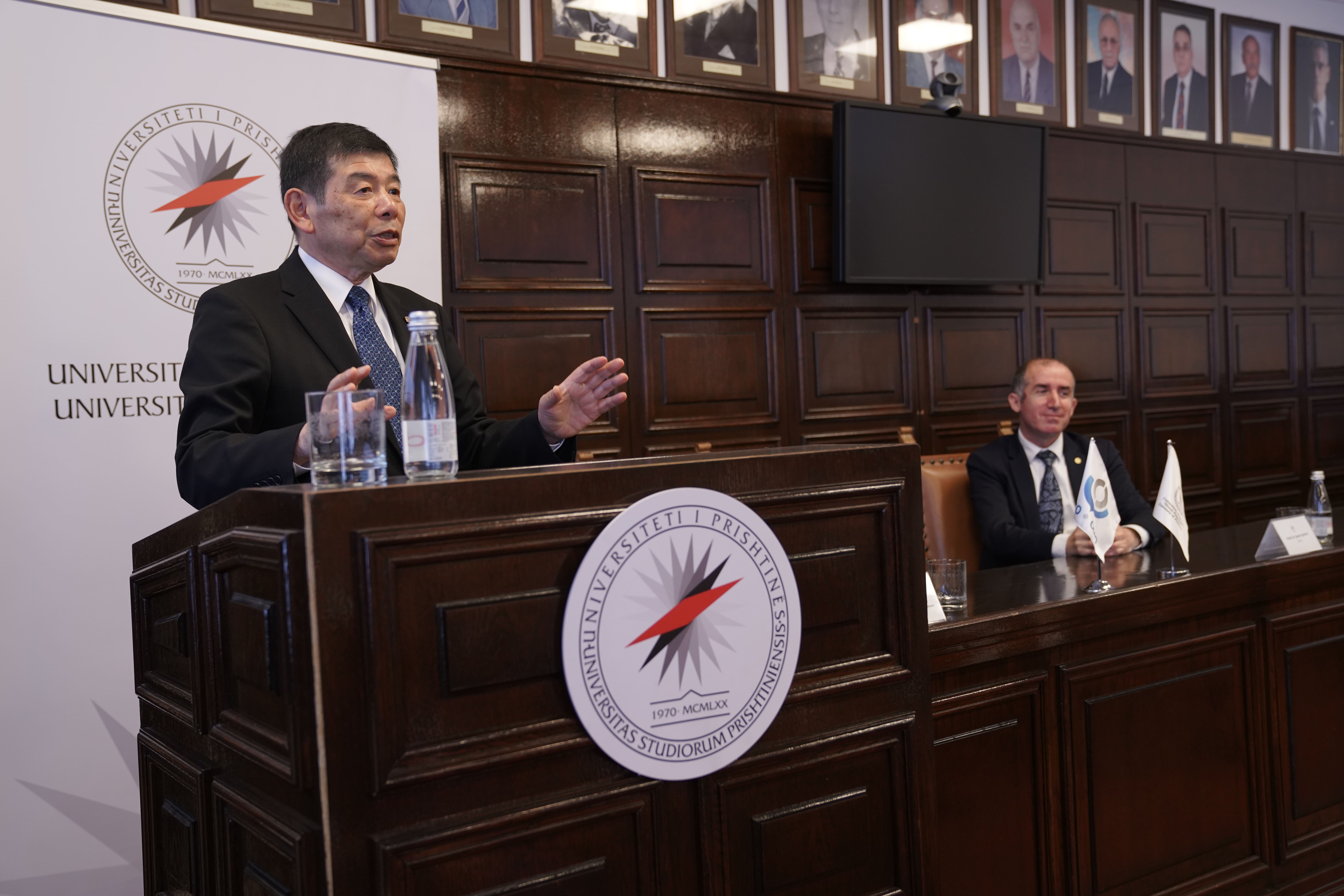 Sekretari i Përgjithshëm i Organizatës Botërore të Doganave, dr. Mikuriya, e takon rektorin Qerimi dhe ligjëron para studentëve të UP-së