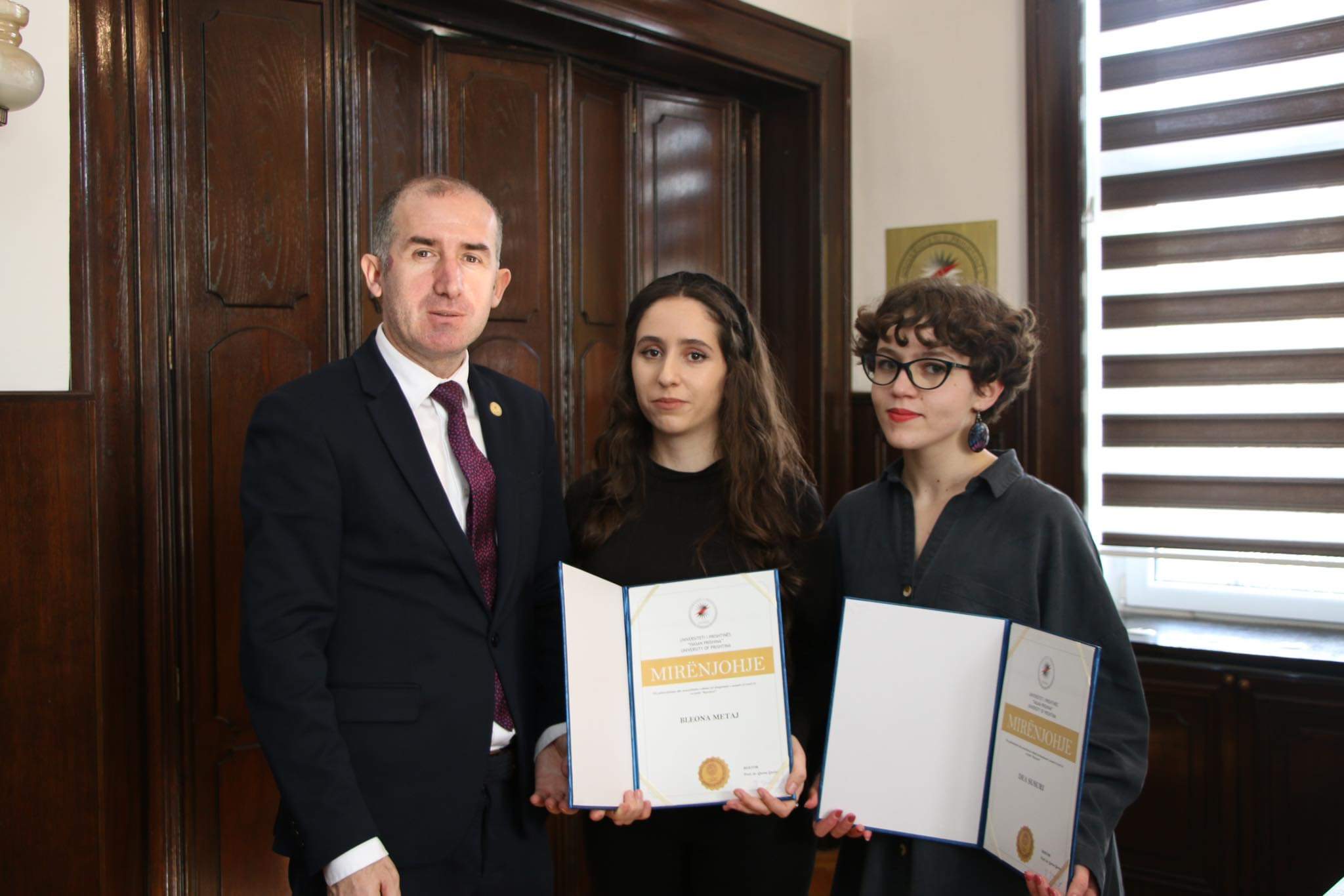 Rektori Qerimi shperblen me mirënjohje dy studentet vullnetare
