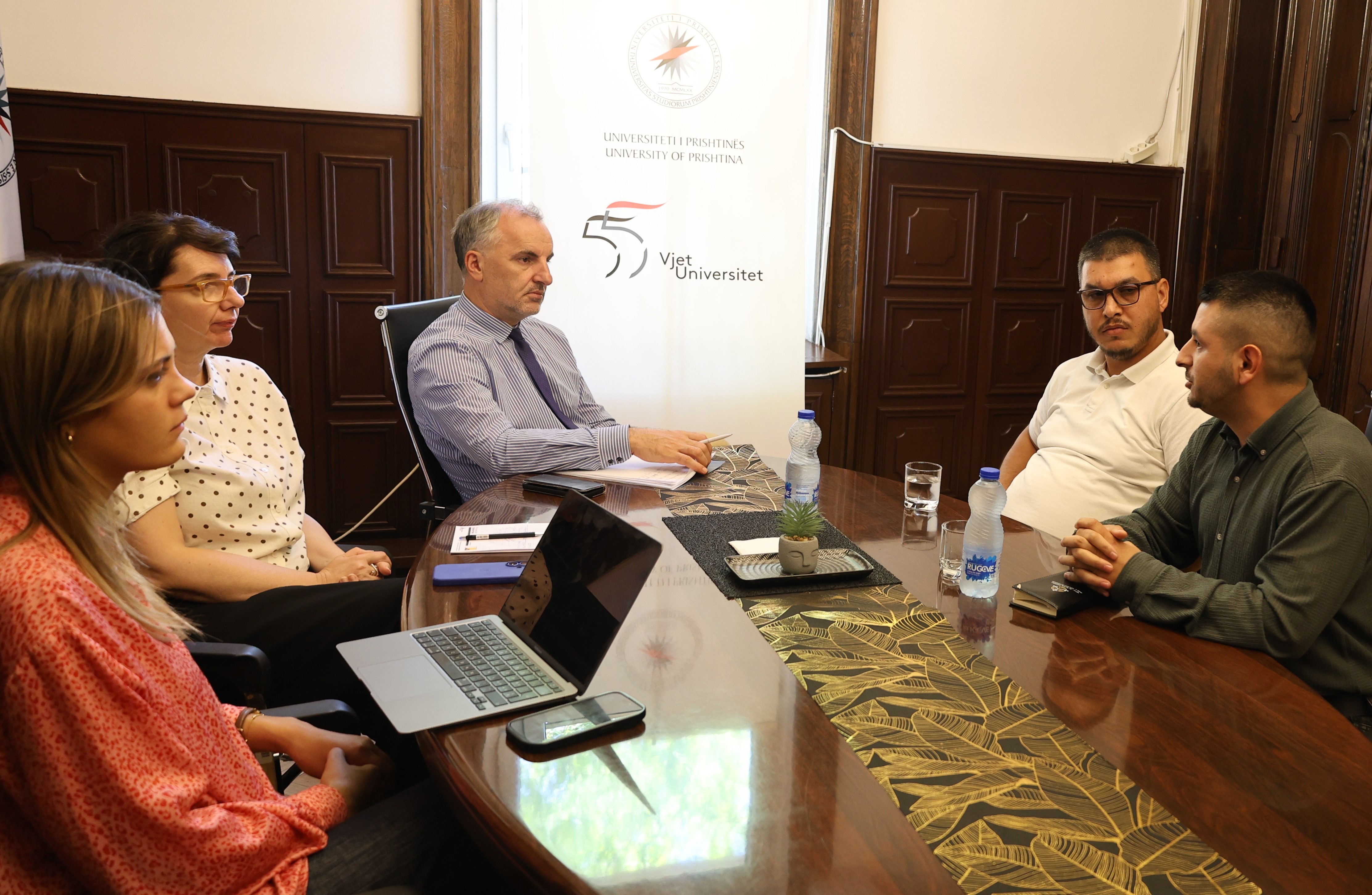 Takimi me organizatën „VORAE” dhe deputetin Asllani: Për gjithëpërfshirje dhe barazi të mundësive