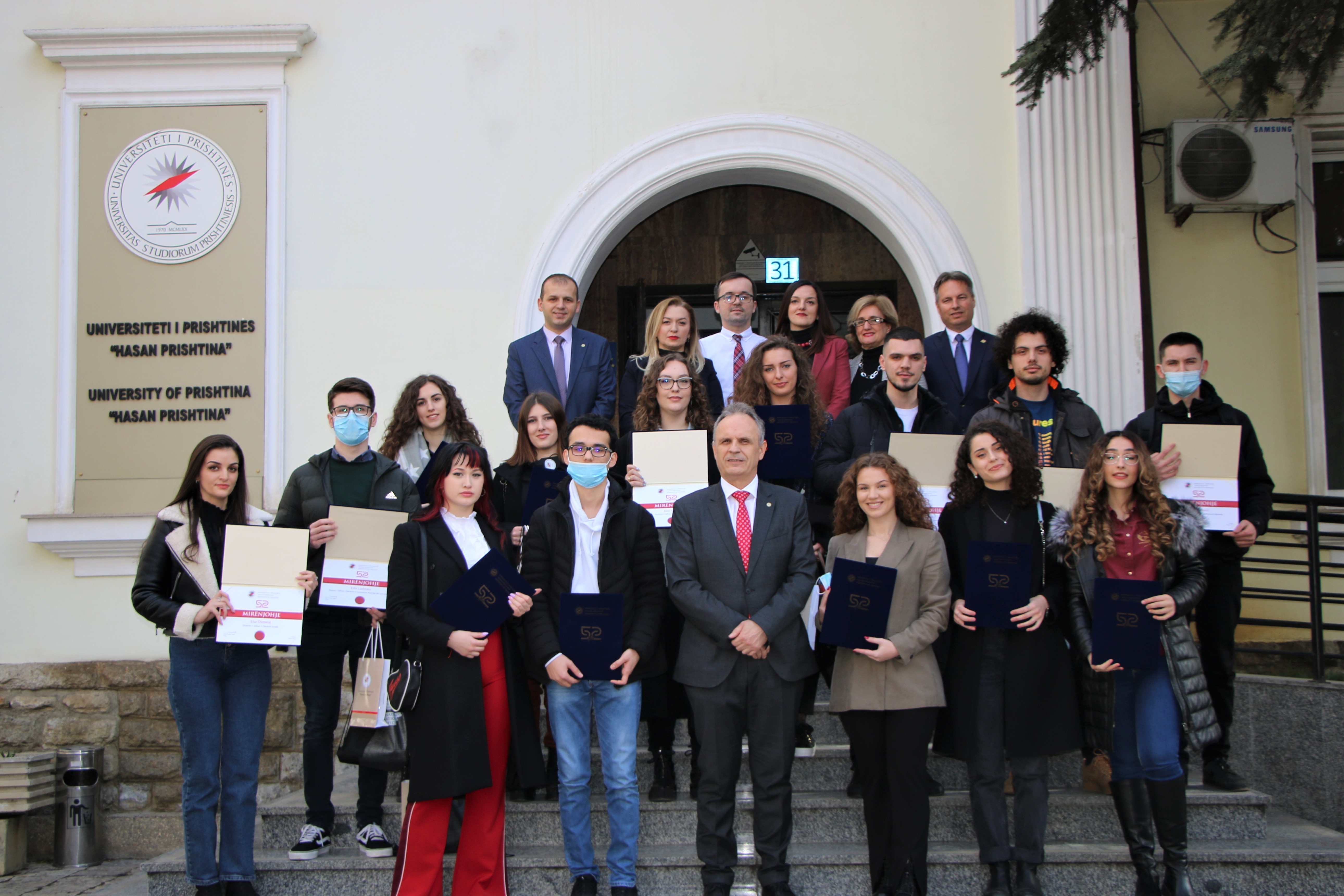 Në përvjetorin e UP-së, rektori Sahiti iu ndan mirënjohje studentëve të dalluar
