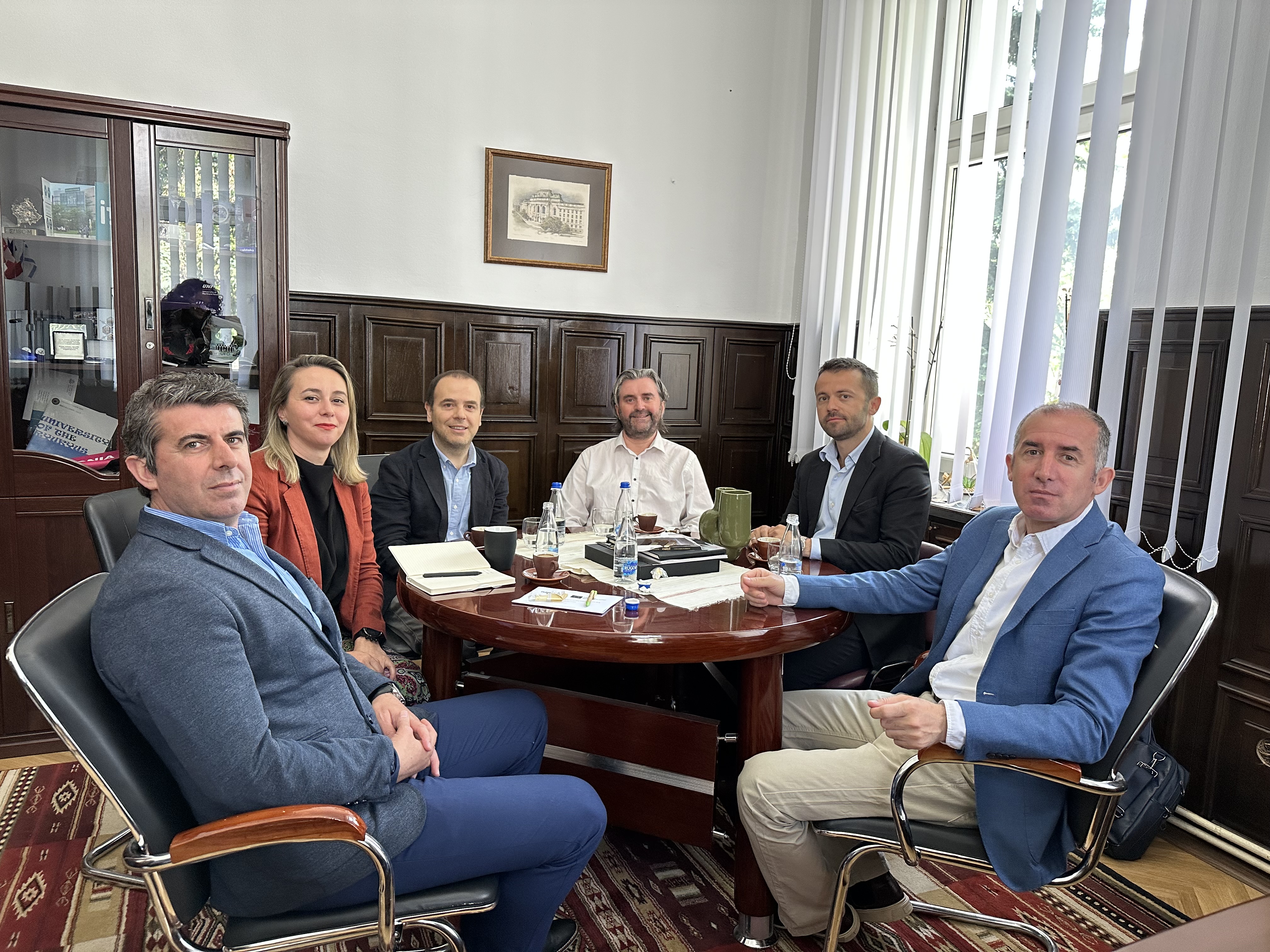 Rektori dhe prorektorët mirëpresin delegacionin nga King's College London