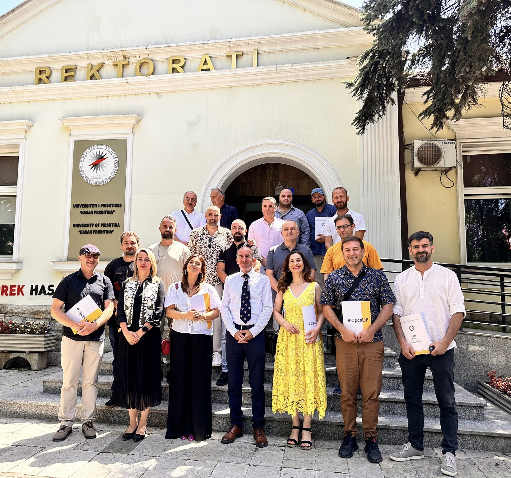 Rektori i Universitetit të Prishtinës ju dorëzon mirënjohje stafit menaxhues dhe profesorëve të Fakultetit të Arteve për kontributin e tyre në organizimin e Universitetit të 22-të Veror të Prishtinës